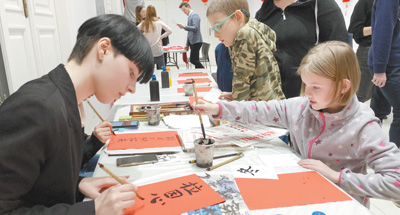 波兰青少年在学习书法