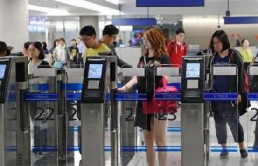办理入境手续的民众