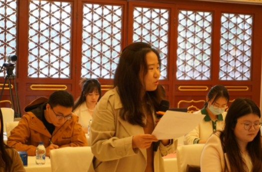 与主办方交流.png