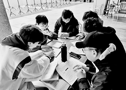 哈尔滨工程学院学生开展学习小组活动